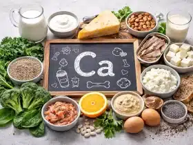 Namirnice bogate kalcijem poput sira, jogurta, sardina, tofua, badema i zelenog lisnatog povrća.