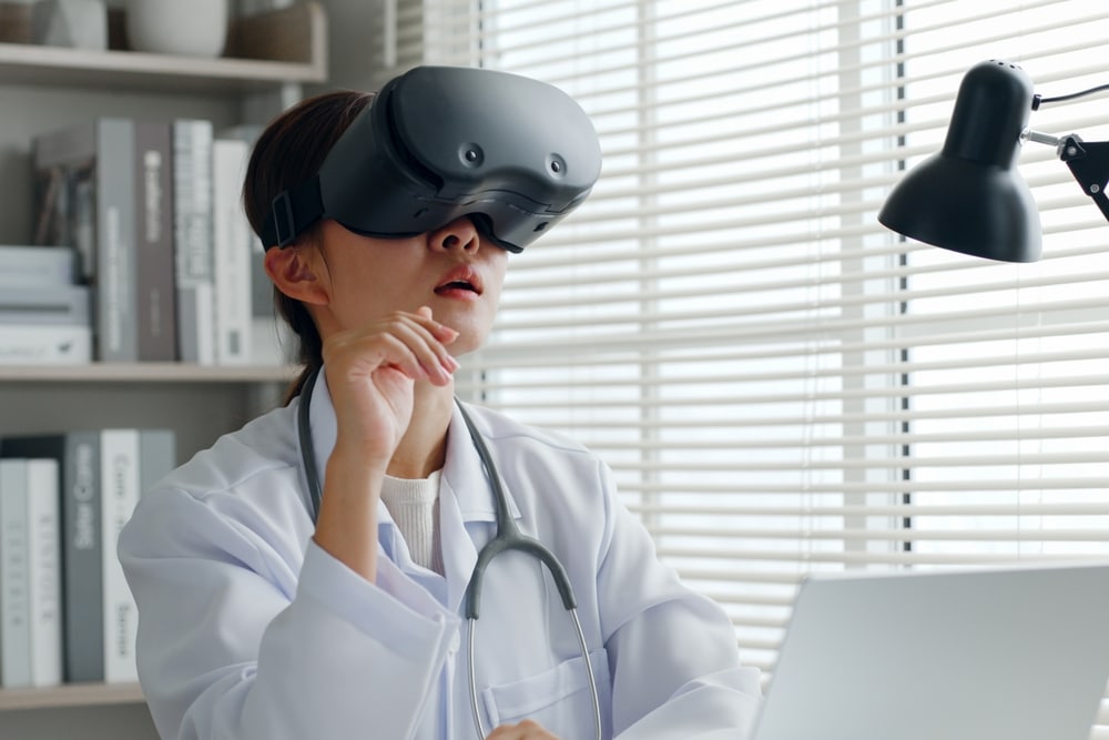 doktorica koristi VR naočale