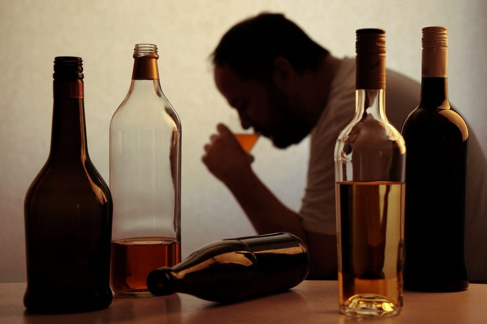 alkoholizam može dovesti do promjena u ponašanju i uzrokovati društveno povlačenje