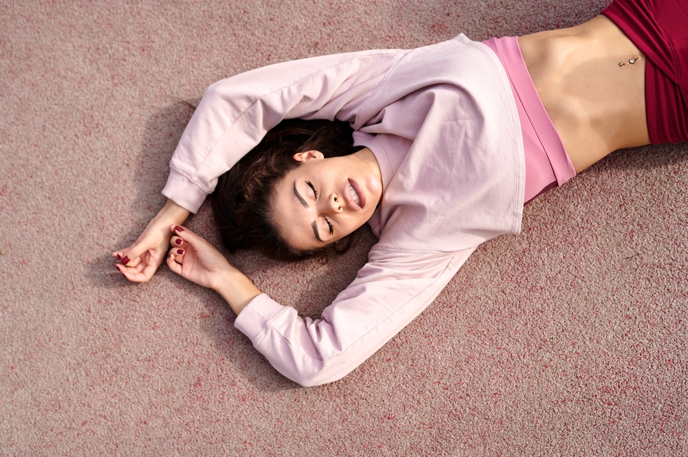 opuštena žena leži na podu