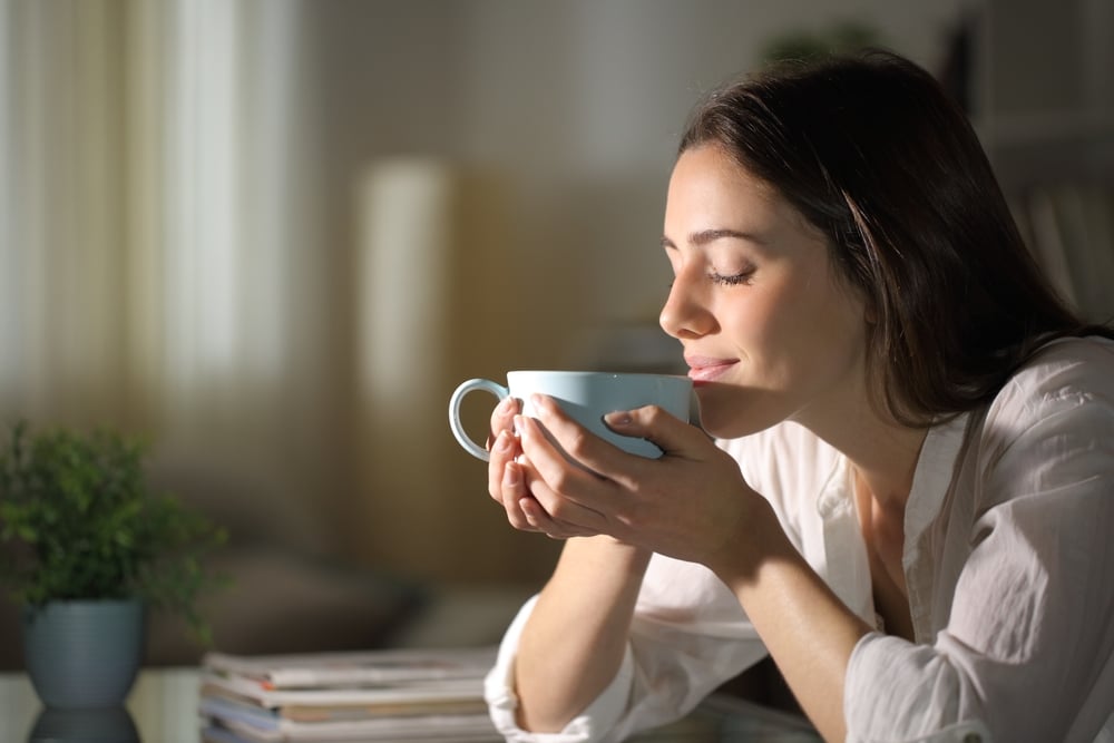 Ženska osoba pije čaj