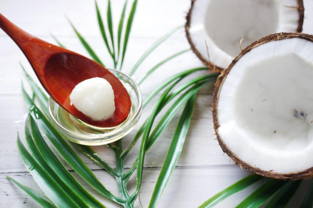 kokosovo ulje za mazanje kože, kokosovo ulje u njezi kože, liječenje ogrebotine, liječenje ogrebotina, najbolji prirodni lijekovi za liječenje ogrebotina