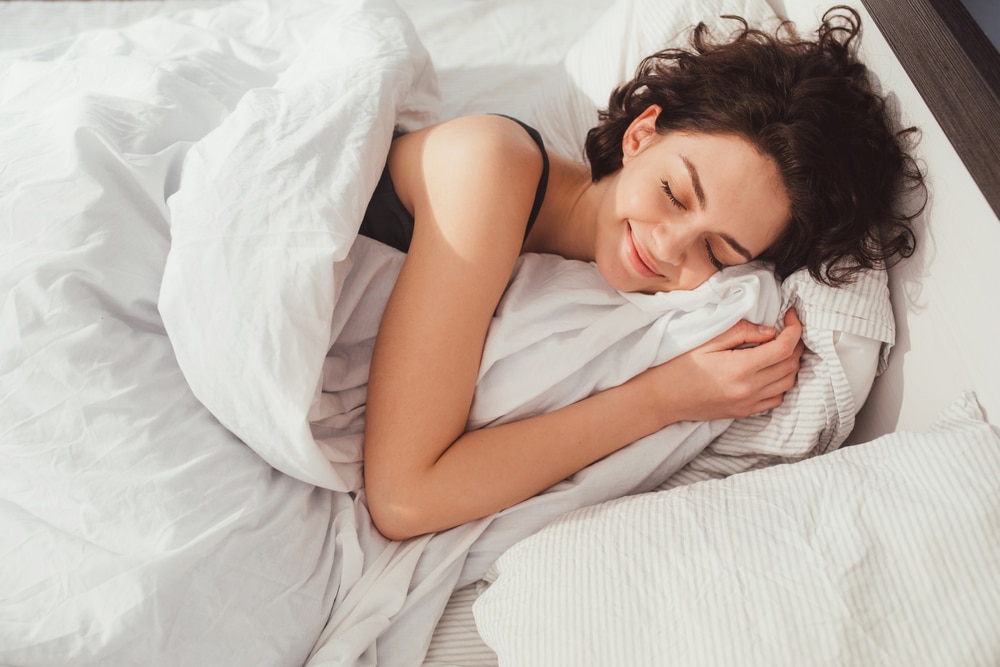 spavanje na boku može pomoći s pitanjem kako prestati hrkati
