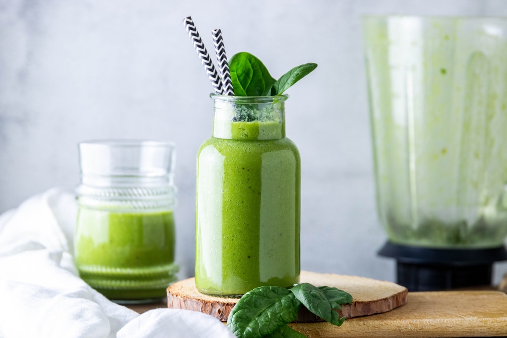 zeleni smoothie na stolu u atraktivnoj čaši