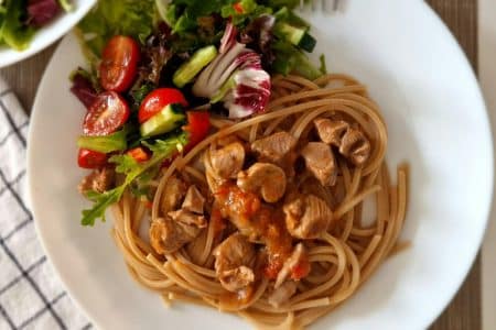 Zdravi ručak od integralne tjestetnine, rajčica, slanutka i salate servirano na slolu