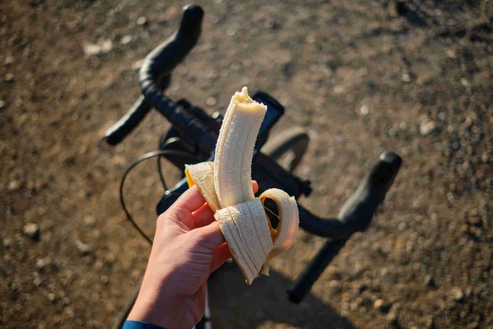 Slika banane pored sportskog bicikla. Slika prikazuje važnost banana u bavljenju sportovima, a naročito tenisom.