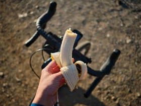 Slika banane pored sportskog bicikla. Slika prikazuje važnost banana u bavljenju sportovima, a naročito tenisom.