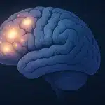 Ilustracija mozga u plavim i ljubičastim tonovima s vidljivim svijetlim točkama koje simboliziraju lezije, koje postupno nestaju prema desnoj strani slike, na tamnoj pozadini s motivima neuronskih mreža.