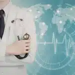 Liječnik u bijeloj kuti sa stetoskopom stoji ispred digitalne mape svijeta i EKG signala, simbolizirajući Svjetsku zdravstvenu organizaciju.