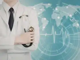 Liječnik u bijeloj kuti sa stetoskopom stoji ispred digitalne mape svijeta i EKG signala, simbolizirajući Svjetsku zdravstvenu organizaciju.