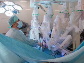 Kirurg upravlja robotskim sustavom Da Vinci tijekom operacije u bolnici IMC Priora u Čepinu