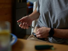 Oboljeli od dijabetesa ubrizgava inzulin injekcijskom olovkom u trbušnu stijenku